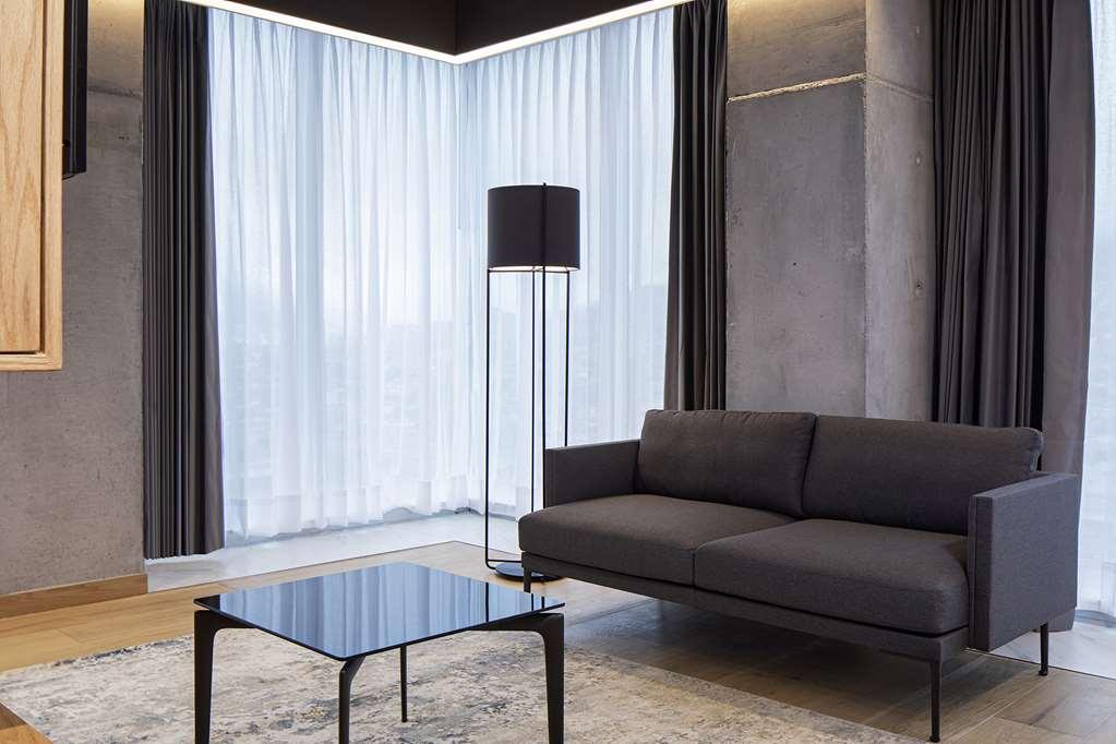 Galeria Plaza Monterrey Hotel Bilik gambar A floor lamp