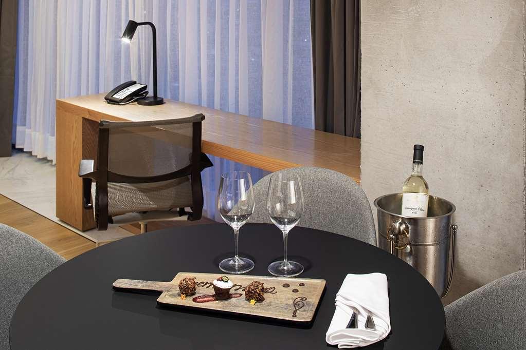 Galeria Plaza Monterrey Hotel Luaran gambar A wine and cheese plate