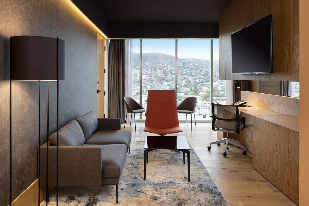 Galeria Plaza Monterrey Hotel Bilik gambar A suite at the hotel