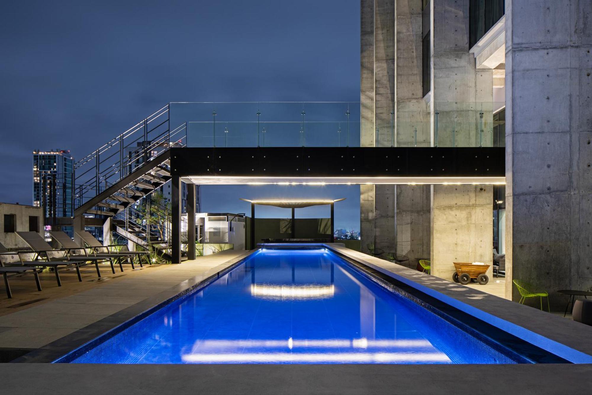 Galeria Plaza Monterrey Hotel Luaran gambar The pool at the rooftop of the building