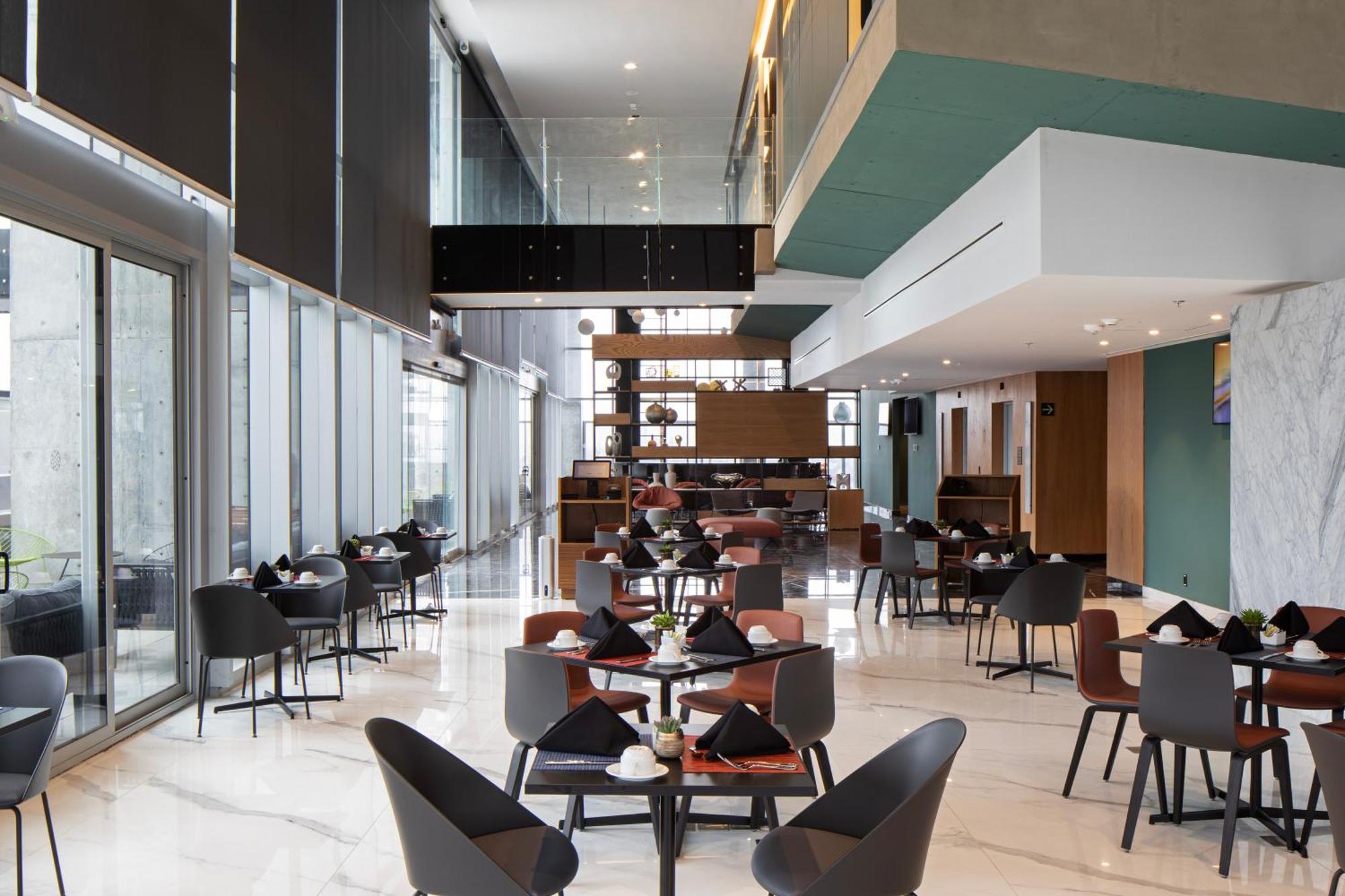 Galeria Plaza Monterrey Hotel Luaran gambar The lounge at the airport