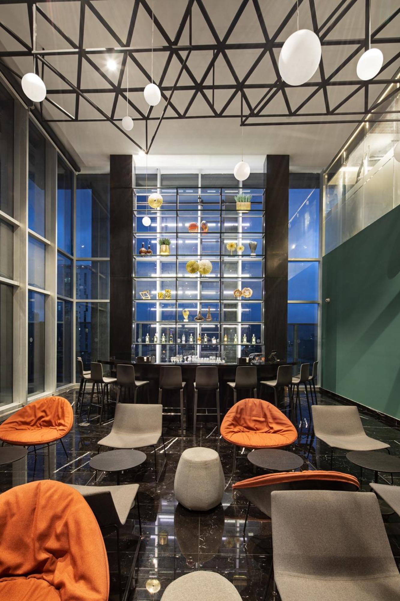 Galeria Plaza Monterrey Hotel Luaran gambar The bar at the 10th floor
