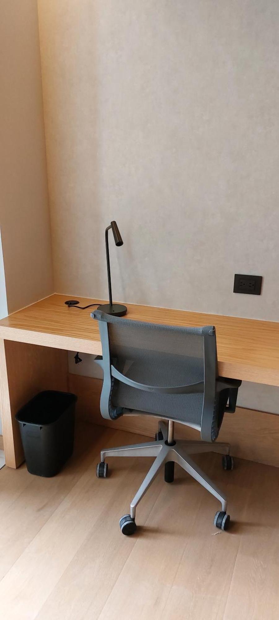 Galeria Plaza Monterrey Hotel Luaran gambar A desk lamp