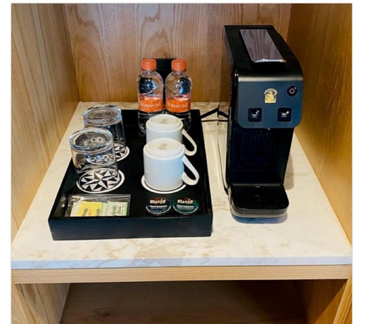 Galeria Plaza Monterrey Hotel Bilik gambar A Nespresso coffee machine in a hotel room