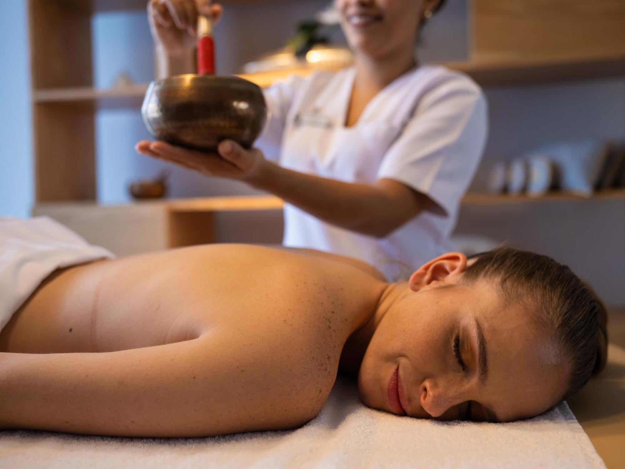Galeria Plaza Monterrey Hotel Luaran gambar Singing bowl therapy
