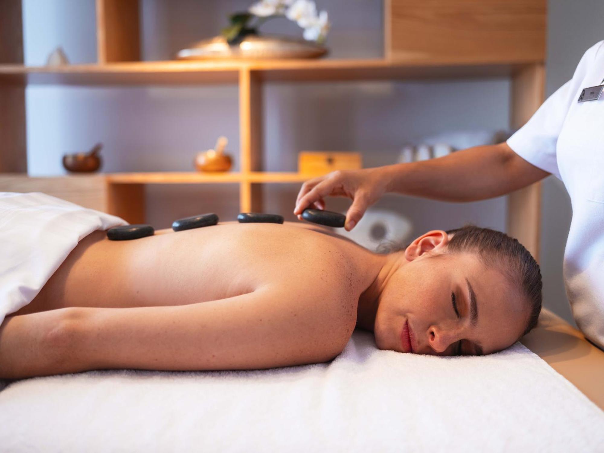 Galeria Plaza Monterrey Hotel Luaran gambar Hot stone massage